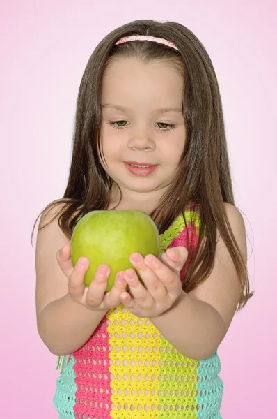 Portræt af en smuk pige med grønt æble i hånden - Stock-foto