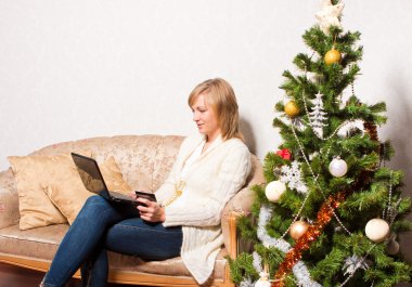 bir defter bir köknar ağacının yakınında olan kadın