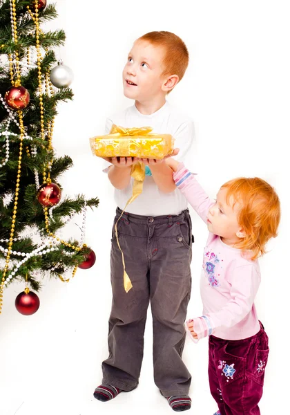 As crianças decoram uma árvore de Ano Novo — Fotografia de Stock