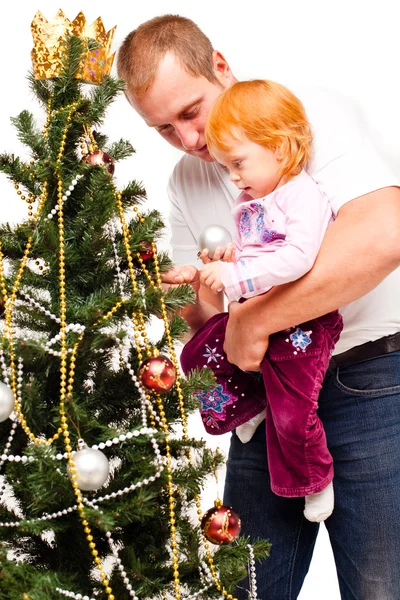 Vader met dochter een Nieuwjaar boom verfraaien — Stockfoto