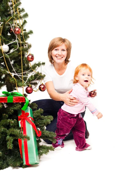 Mutter mit Sohn in der Nähe eines Neujahrsbaums — Stockfoto