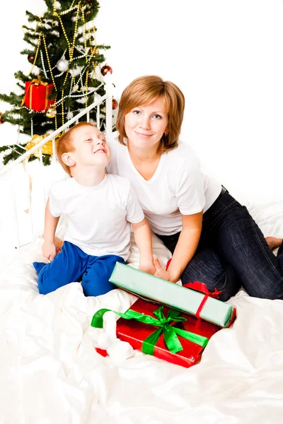 Mutter mit Sohn in der Nähe eines Neujahrsbaums — Stockfoto