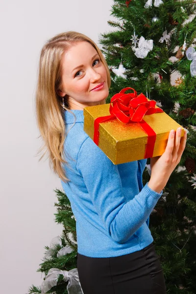Happy woman with gift-box — Stock Photo, Image
