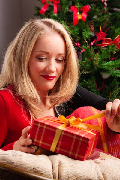 Beautiful woman with a Christmas gift — Stock Photo, Image