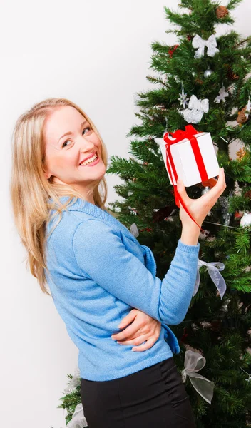Ευτυχισμένη γυναίκα με δώρο-box — Φωτογραφία Αρχείου