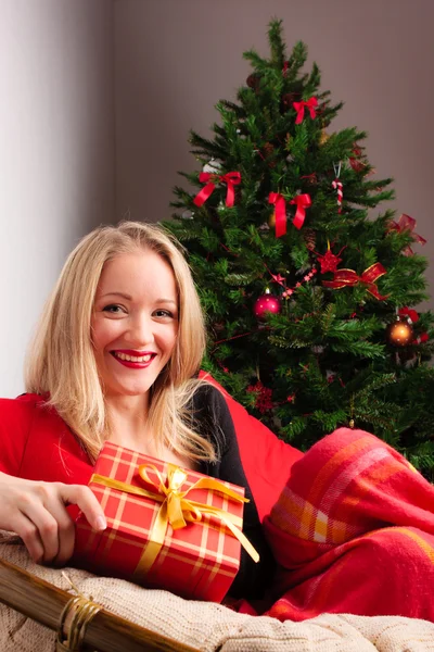 Mooie vrouw met een gift van Kerstmis — Stockfoto