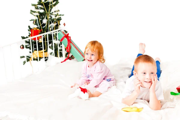 Bambini vicino a un albero di anno nuovo — Foto Stock