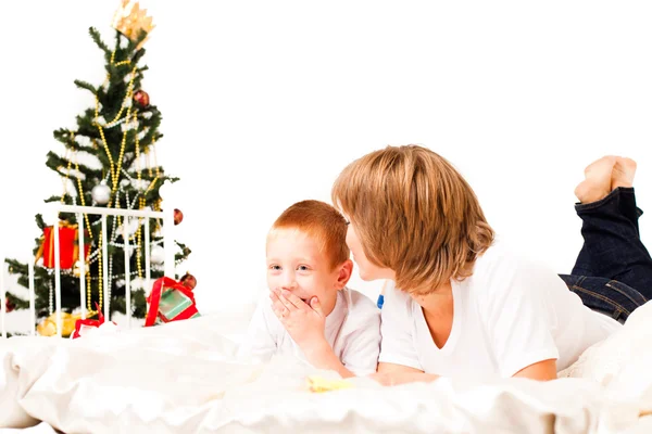 Mère avec un fils près d'un arbre de Noël — Photo