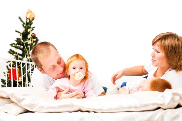 Šťastná rodina poblíž vánoční strom — Stockfoto