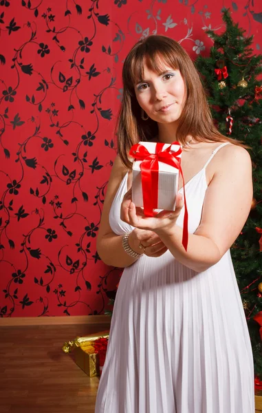 Young woman holding a gift-box — Stock Photo, Image