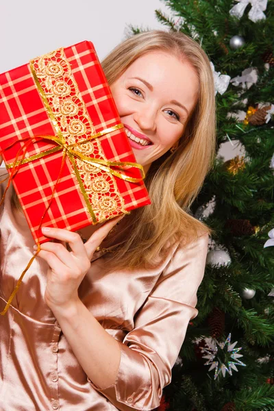 Donna felice con scatola regalo rossa — Foto Stock