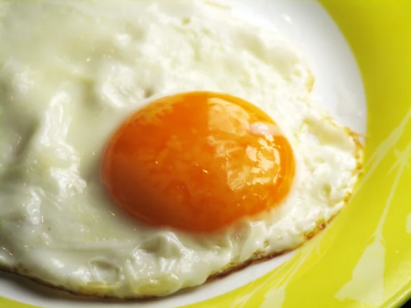 Жареные яйца на тарелке, крупным планом — стоковое фото