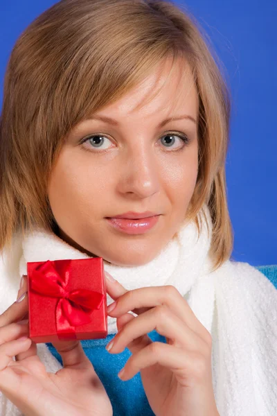 Ung kvinna med en gåva — Stockfoto