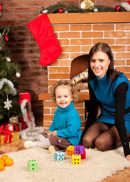 Madre e sua figlia vicino all'albero di Natale — Foto Stock