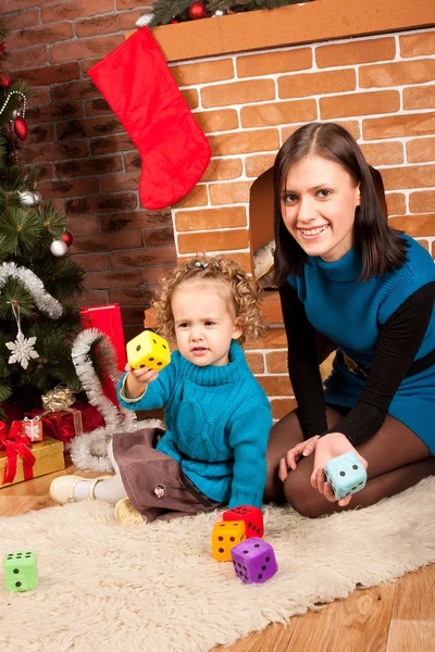 Mãe e sua filha perto da árvore de Natal — Fotografia de Stock