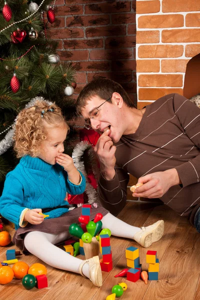 Pai e sua filha perto da árvore de Natal — Fotografia de Stock