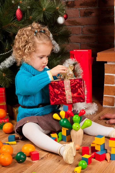 Bambina vicino all'albero di Natale — Foto Stock