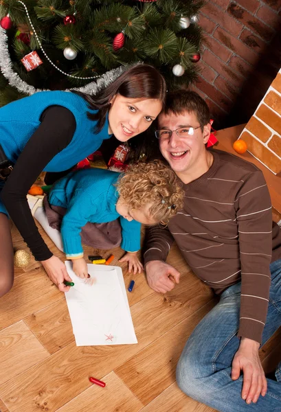 Glückliche Familie beim Weihnachtsbaum — Stockfoto