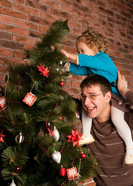 Decorar árbol de navidad —  Fotos de Stock