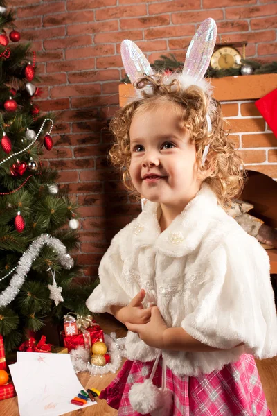 Räuberisches kleines Mädchen zur Weihnachtszeit — Stockfoto