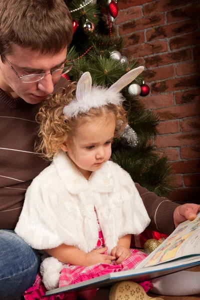 Gadis kecil dengan ayahnya dekat pohon Natal — Stok Foto