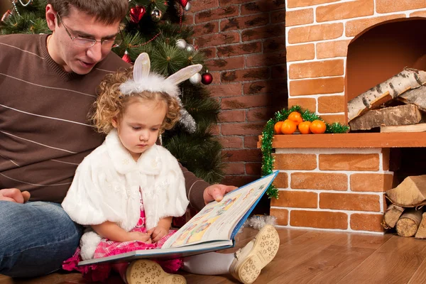 Petite fille avec son père près de l'arbre de Noël — Photo