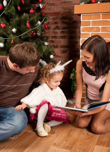 Šťastná rodina u vánočního stromku — Stock fotografie