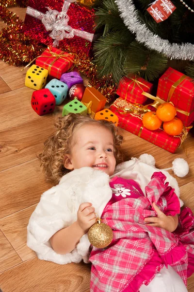 Kleines Mädchen in der Nähe des Weihnachtsbaums — Stockfoto
