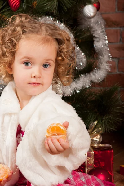 Preaty liten flicka äter tangerine — Stockfoto