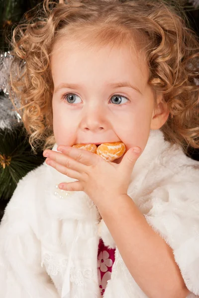 Räuberisches kleines Mädchen isst Mandarine — Stockfoto