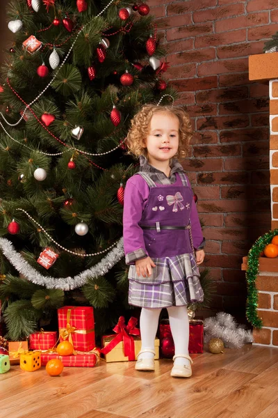Κοριτσάκι δίπλα στης πανέμορφές χριστουγεννιάτικο δέντρο — Φωτογραφία Αρχείου