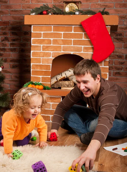 Niña jugar con papá cerca del árbol de Navidad — Foto de Stock