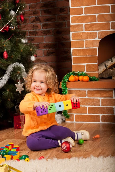 Küçük kız Noel ağacının yanında — Stok fotoğraf