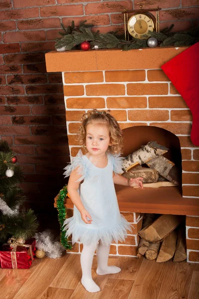 Mała dziewczynka staing kominku — Zdjęcie stockowe