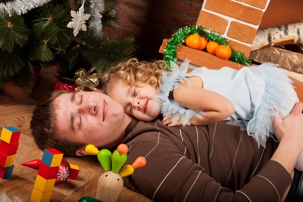 Holčička si s tátou u vánočního stromu — Stock fotografie