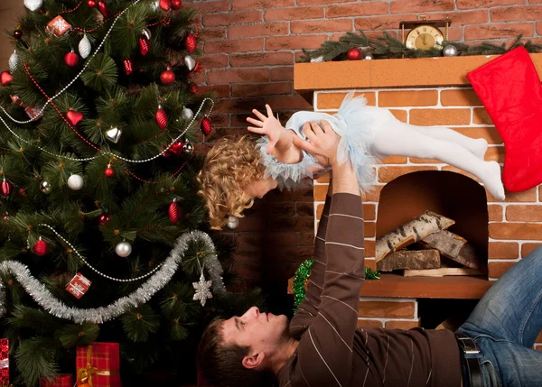 Bambina giocare con papà vicino albero di Natale — Foto Stock