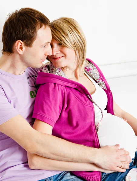 Těhotná žena se svým manželem — Stock fotografie