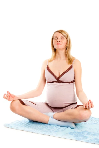 Młoda kobieta w ciąży robi ćwiczenia — Zdjęcie stockowe