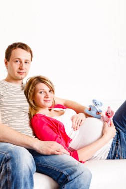 Kocasından hamile bir kadın.