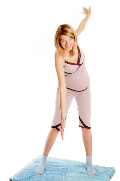 Jeune femme enceinte faisant des exercices — Photo