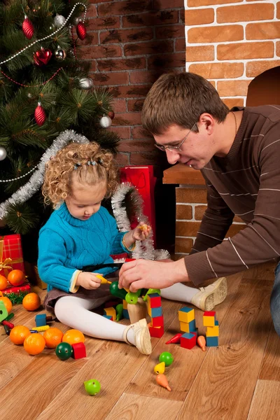 Papà e sua figlia vicino all'albero di Natale — Foto Stock