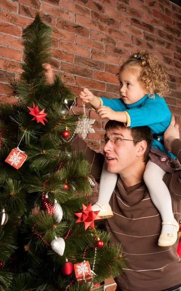 Decorar árbol de navidad — Foto de Stock