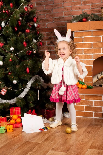 Räuberisches kleines Mädchen zur Weihnachtszeit — Stockfoto