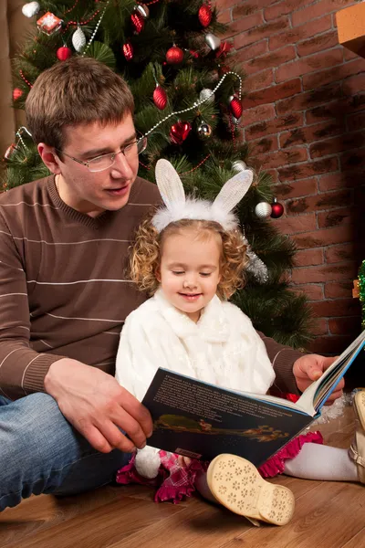 Kleines Mädchen mit ihrem Vater in der Nähe des Weihnachtsbaums — Stockfoto