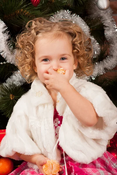 Preaty liten flicka äter tangerine — Stockfoto