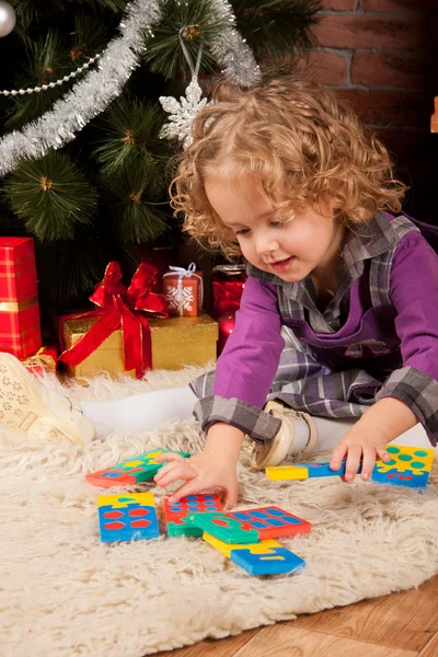 Bambina giocare vicino albero di Natale — Foto Stock