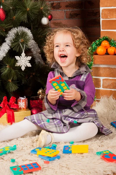 크리스마스 트리 근처 어린 소녀 놀이 — 스톡 사진