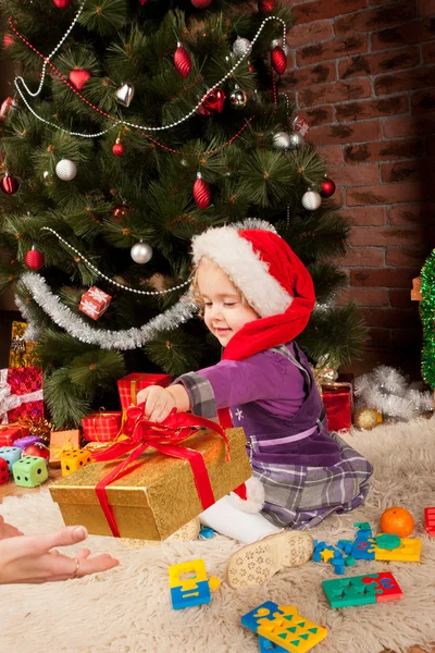 Flicka gåva en julklapp — Stockfoto