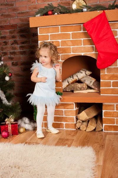 Little girl looking up fireplace — Stock Photo, Image