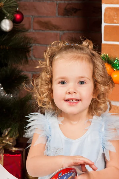 小女孩坐在旁边的圣诞树 — 图库照片